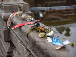 Čištění budějcké Samsonovy kašny a její příprava na léto.