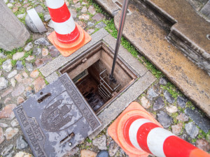 Čištění budějcké Samsonovy kašny a její příprava na léto.