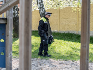 Celorepubliková akce Jehla 2018 má za úkol čistit města od použitých injekčních stříkaček. V úterý 17. dubna tak se speciálním náčiním vyrazilo do ulic a na odlehlá místa až 450 strážníků. Vyjímkou nebyly ani České Budějovice, kde se našlo celkem 18 střík