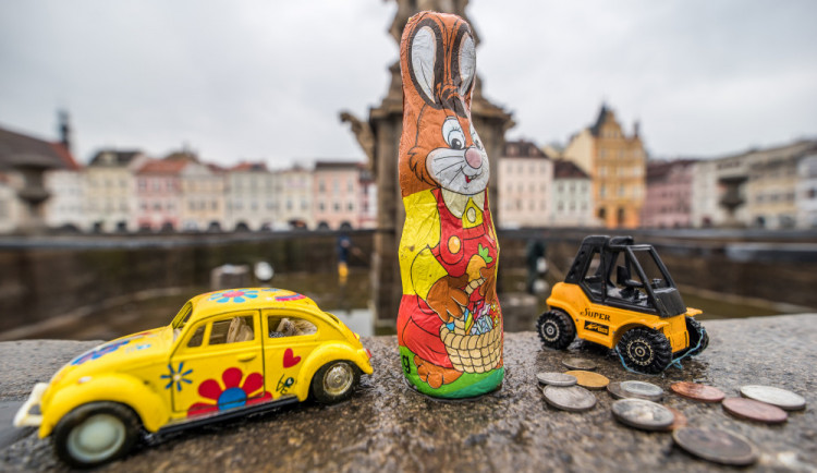 Čištění budějcké Samsonovy kašny a její příprava na léto.