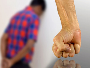 Agresivní, sprostý a opilý výtržník skončil v cele