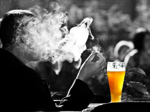 Zákaz kouření v restauracích platí, rozhodl Ústavní soud. V protikuřáckém zákoně ale škrtal