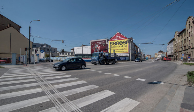 Křižovatka českobudějovických ulic Průmyslová a Nádražní bude dvoúrovňová. Spodní úroveň křižovatky obsáhne i rampy, po nichž se bude vjíždět do tunelu.