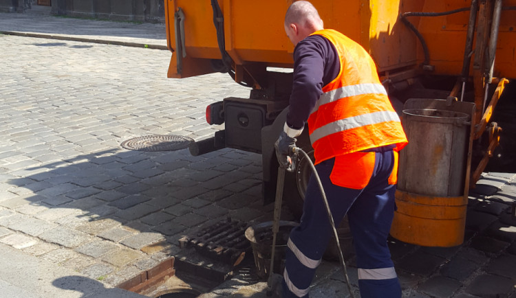 Čištění kanalizačních vpustí.