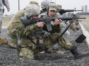 Soutěžilo se také ve střelbě z útočné pušky M16.