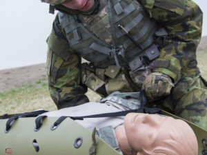 Součástí jedné z disciplín bylo ošetření raněného.