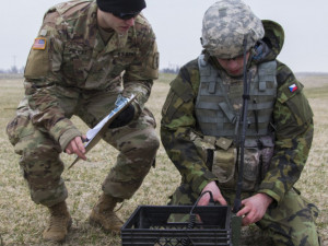 Po poskytnutí první pomoci museli soutěžící zkompletovat radiostanici a vyžádat letecký transport raněného – MEDEVAC.