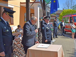 Hasiči z Mydlovar na Českobudějovicku uvedli v sobotu 21. dubna slavnostně do „služby“ své nové vozidlo pro přepravu osob.