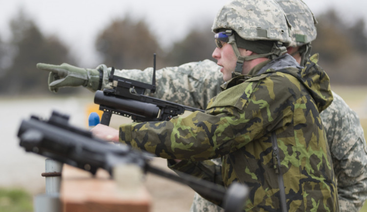 Ačkoliv desátník Mrocek nikdy z granátometu M320 nestřílel, získal v této disciplíně plný počet bodů.