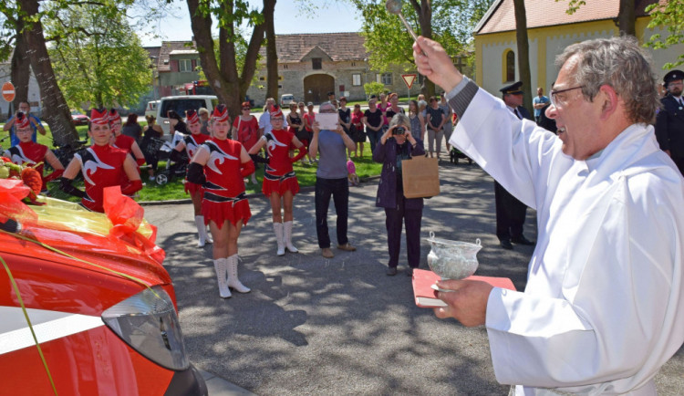 Hasiči z Mydlovar na Českobudějovicku uvedli v sobotu 21. dubna slavnostně do „služby“ své nové vozidlo pro přepravu osob.