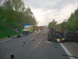 Dopravní nehoda zablokovala silnici u Vodňan. Pro těžce zraněnou řidičku letěl vrtulník