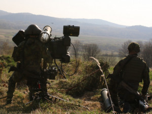 Operátor sleduje vrtulník Mi-24.