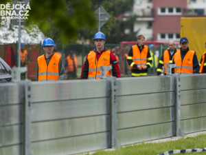 Na budějckém Jiráskově nábřeží asi stovka lidí cvičně postaví kilometr protipovodňové stěny