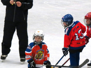 Václav Král jako rozhodčí při zápase HC Motor a HC Českobudějovičtí lvi, souboji hokejových nadějí narozených v roce 2011 (Foto: Patrik Krejčí).