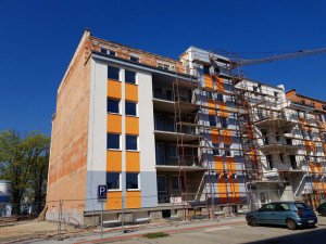 Stavba bytového domu, v němž bude Salon King a Královská školka.