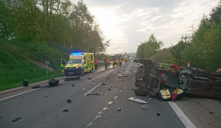 Dopravní nehoda zablokovala silnici u Vodňan. Pro těžce zraněnou řidičku letěl vrtulník.