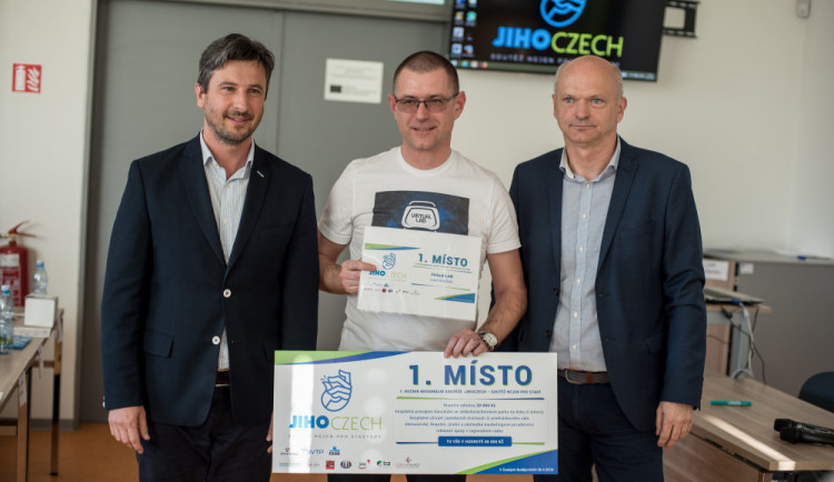 Na snímku zleva 1. náměstek hejtmanky Josef Knot, vítěz soutěže Leoš Kubíček z firmy BCF a ředitel JVTP František Mlčák.