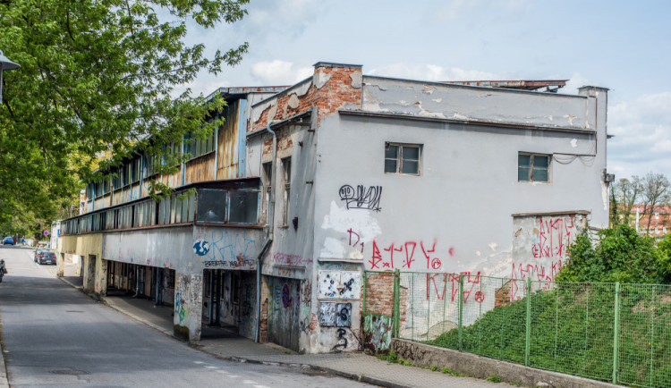 Tribuna TJ Sokol je v dezolátním stavu.