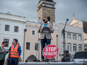 V Budějcích se opět demonstrovalo. Nyní proti plíživé totalitě ANO a Andreji Babišovi.