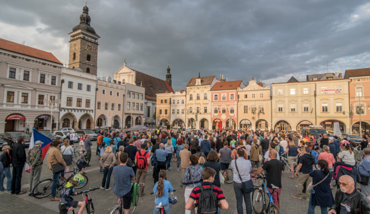 V Budějcích se opět demonstrovalo. Nyní proti plíživé totalitě ANO a Andreji Babišovi.