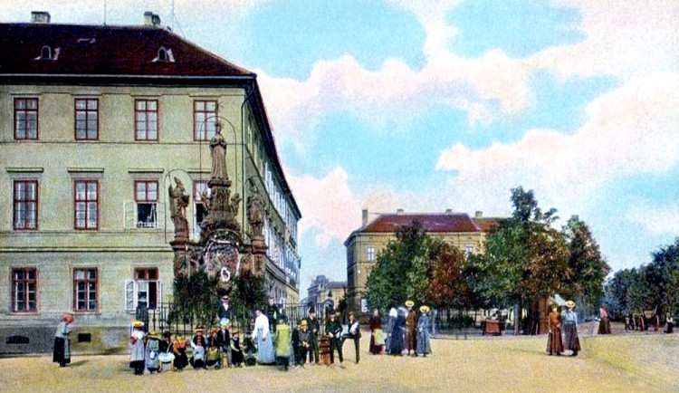 Sousoší P. Marie na Mariánském náměstí po roce 1900.