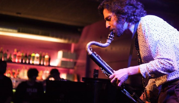 Držitel Grammy Oran Etkin předvede v Budějcích mistrnou fúzi jazzu a world music.