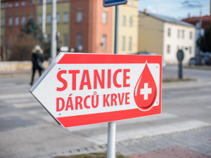 Kam darovat krev jasně ukazuje směrová tabule před budějckým špitálem.