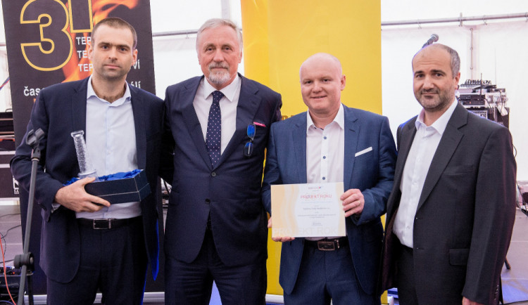 Křišťálový komín za nejlepší projekt v teplárenství roku 2017 převzali z rukou Mirka Topolánka, předsedy výkonné rady Teplárenského sdružení České republiky, představitelé českobudějovické teplárny Václav Král, Tomáš Kollarczyk a Martin Žahourek.