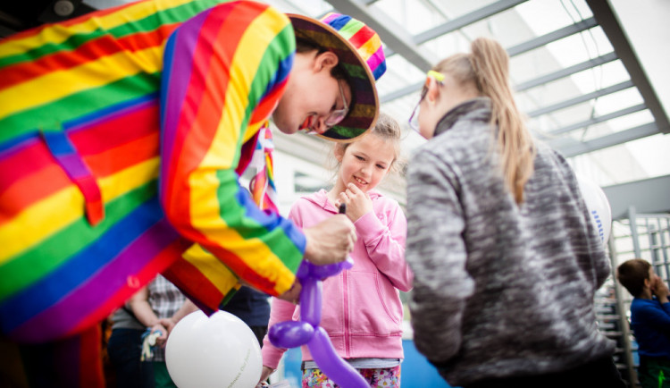 Klauni vyloudí úsměv z každé dětské tváře.