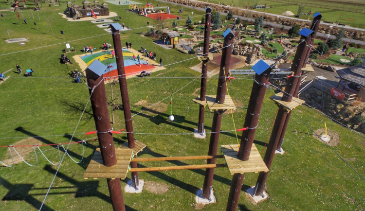 Prodloužený víkend prožijte v lanovém parku nebo na workoutovém hřišti