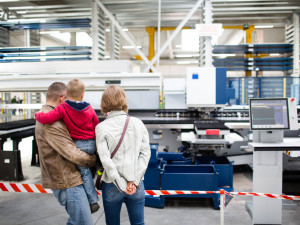 Výrobní závod si přišlo prohlédnout při loňské akci téměř 1300 lidí.