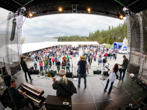 Závěr akce tradičně patří živému koncertu. Letos se návštěvníci mohou těšit na Xindla X s kapelou.