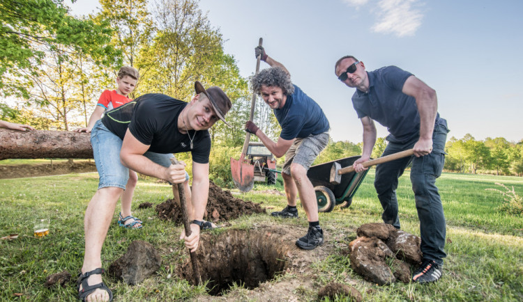 Stavění májky v Chlumci.