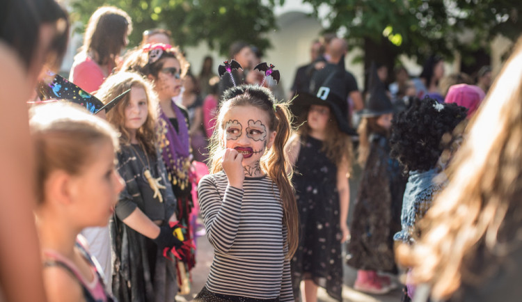 Na letní scéně budějcké Slavie se to i letos hemžilo čarodějnicemi.