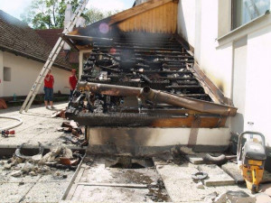 Hasiči vyjížděli do Třeboně k hořící střeše.
