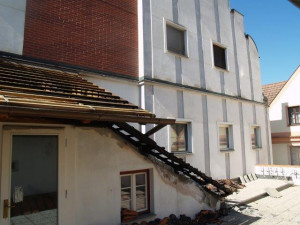 Hasiči vyjížděli do Třeboně k hořící střeše.