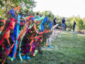 Stavění májky v Chlumci.