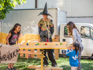 Na letní scéně budějcké Slavie se to i letos hemžilo čarodějnicemi.