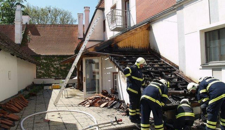 Hasiči vyjížděli do Třeboně k hořící střeše.