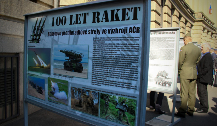 Jeden z panelů výstavy je věnován strakonickému 25. protiletadlovému raketovému pluku.