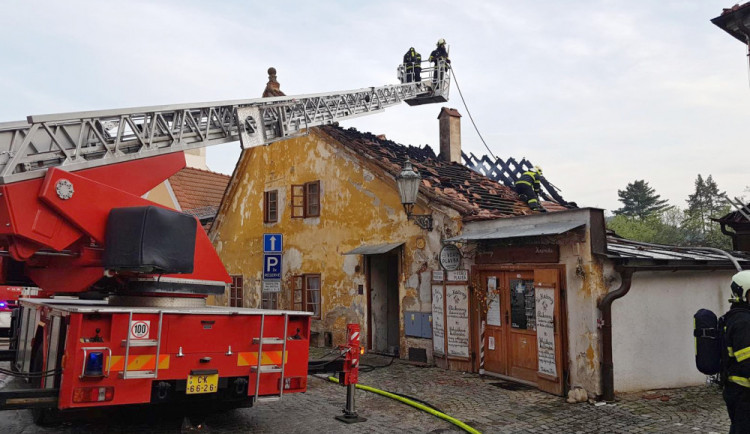 Ženě, které shořela střecha nad hlavou, pomůže město Český Krumlov finančně i materiálně