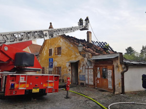 Ženě, které shořela střecha nad hlavou, pomůže město Český Krumlov finančně i materiálně