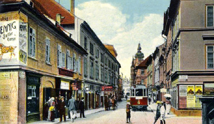 Divadelní ulice ve směru k náměstí, vlevo Velký pivovar.