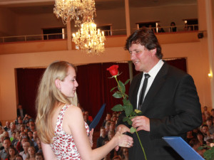 Předávání maturitních vysvědčení. Na fotce ředitel Karel Štix.