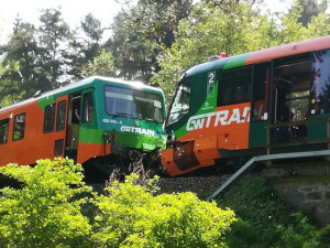 Mezi železničními stanicemi Vrábče a Křemže, u Mříče na Českokrumlovsku, se ve čtvrtek 3. května, srazily dva osobní vlaky.