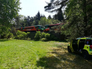 Mezi železničními stanicemi Vrábče a Křemže, u Mříče na Českokrumlovsku, se ve čtvrtek 3. května, srazily dva osobní vlaky.