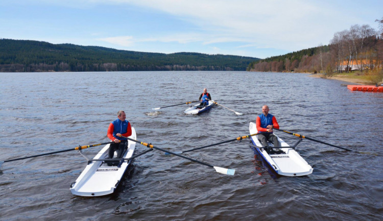 Veslaři se vydali na poutní plavbu "Po stopách vltavských plavců" k poctě sv. Jana Nepomuckého.