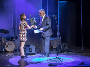 Barbora Coufalová přebírá svoji cenu za balet.