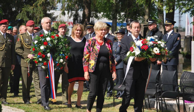 Památku padlých přijela 8. května uctít do Jindřichova Hradce hejtmanka Jihočeského kraje Ivana Stráská. Zdroj: Facebook Jihočeský kraj