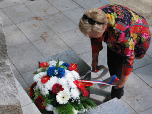Památku padlých přijela 8. května uctít do Jindřichova Hradce hejtmanka Jihočeského kraje Ivana Stráská. Zdroj: Facebook Jihočeský kraj